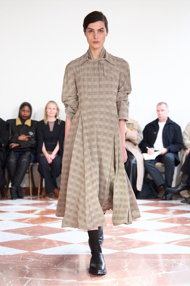 إميليا ويكستيد تُعيد إحياء أسطورة "فانو ميسان" في مجموعة خريف 2026‏