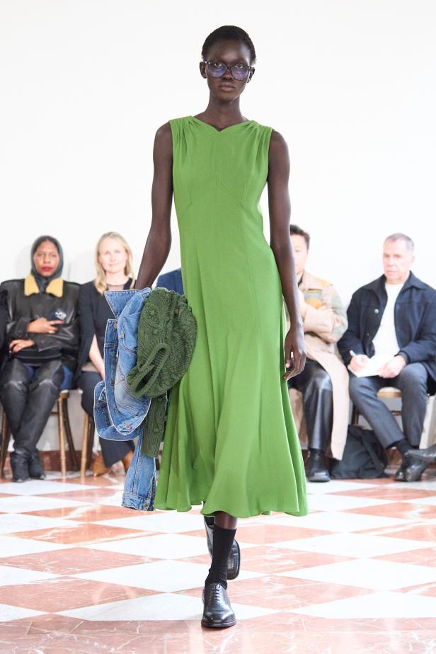 إميليا ويكستيد تُعيد إحياء أسطورة "فانو ميسان" في مجموعة خريف 2026‏