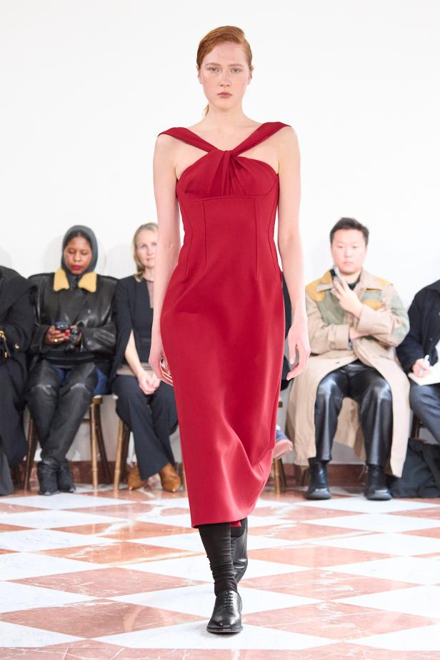 إميليا ويكستيد تُعيد إحياء أسطورة "فانو ميسان" في مجموعة خريف 2026‏