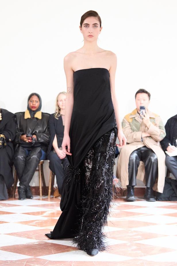 إميليا ويكستيد تُعيد إحياء أسطورة "فانو ميسان" في مجموعة خريف 2026‏