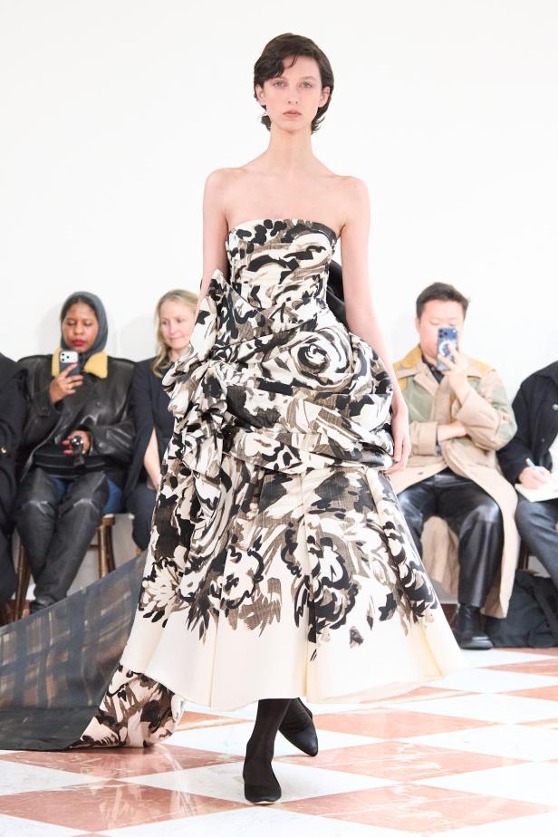 إميليا ويكستيد تُعيد إحياء أسطورة "فانو ميسان" في مجموعة خريف 2026‏