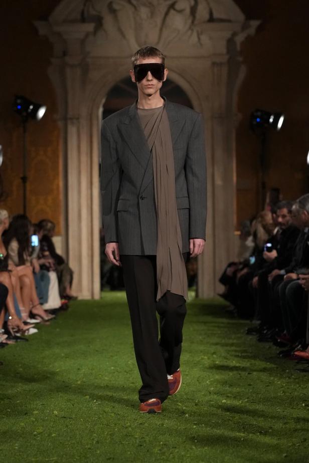 مجموعة فالنتينو ‏Interferenze‏ لخريف 2026... إرث غارافاني يلتقي برؤية ميشيل ‏المعاصرة