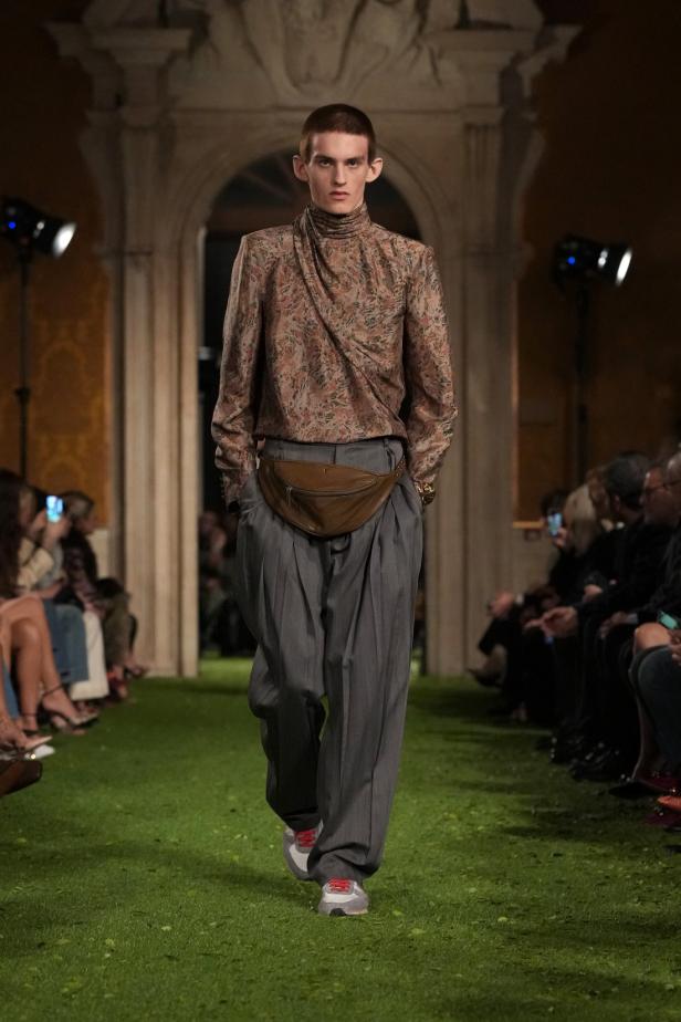 مجموعة فالنتينو ‏Interferenze‏ لخريف 2026... إرث غارافاني يلتقي برؤية ميشيل ‏المعاصرة