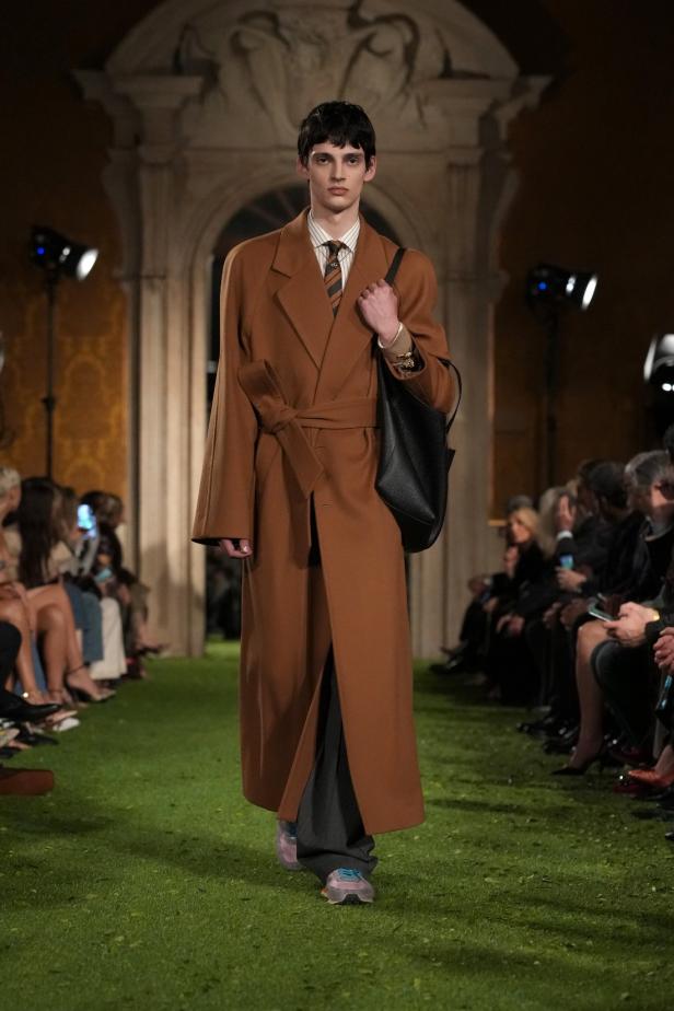 مجموعة فالنتينو ‏Interferenze‏ لخريف 2026... إرث غارافاني يلتقي برؤية ميشيل ‏المعاصرة