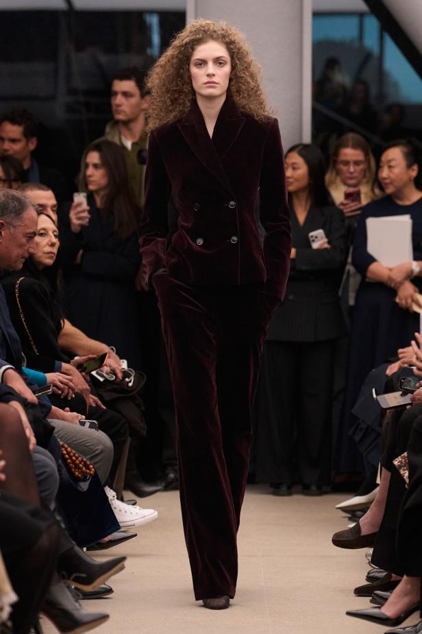 قاموس أناقة Alaïa الخالدة من توقيع بيتر مولييه في مجموعة خريف و شتاء 2026