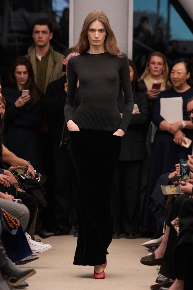 قاموس أناقة Alaïa الخالدة من توقيع بيتر مولييه في مجموعة خريف و شتاء 2026