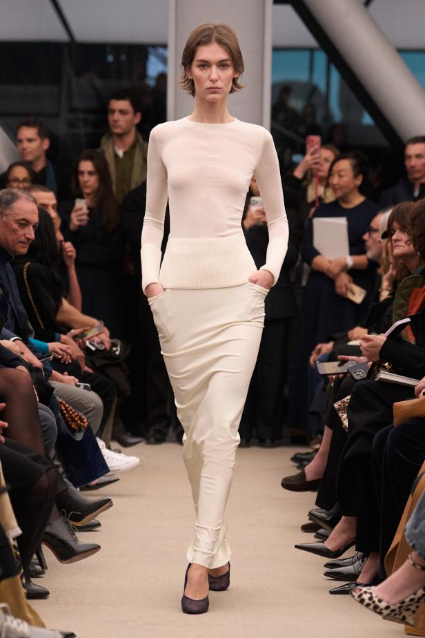 قاموس أناقة Alaïa الخالدة من توقيع بيتر مولييه في مجموعة خريف و شتاء 2026