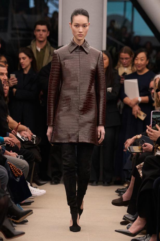 قاموس أناقة Alaïa الخالدة من توقيع بيتر مولييه في مجموعة خريف و شتاء 2026