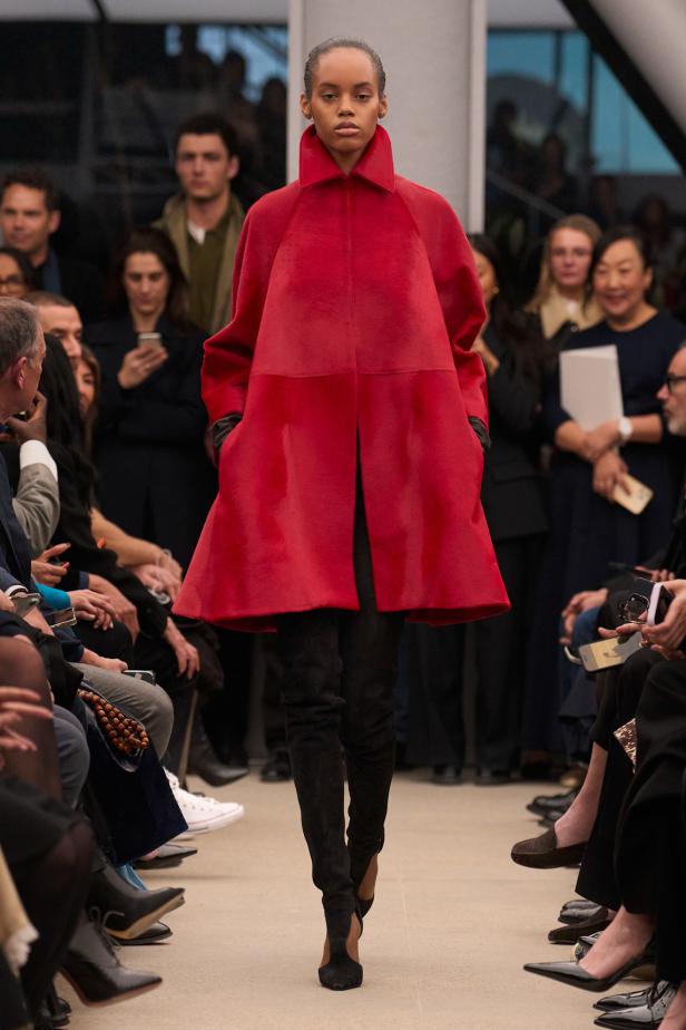 قاموس أناقة Alaïa الخالدة من توقيع بيتر مولييه في مجموعة خريف و شتاء 2026