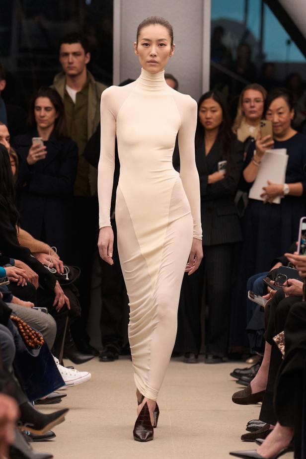 قاموس أناقة Alaïa الخالدة من توقيع بيتر مولييه في مجموعة خريف و شتاء 2026