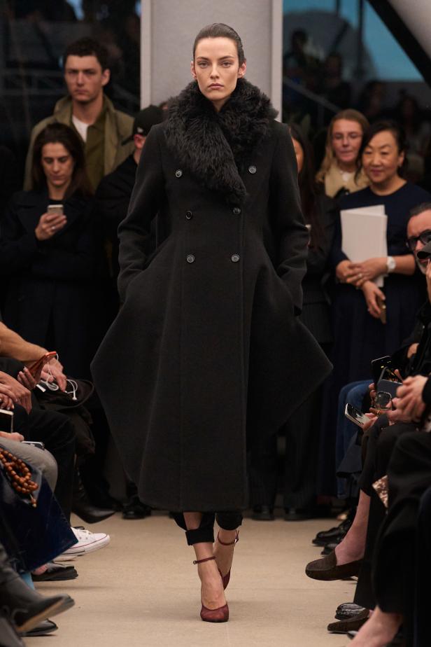 قاموس أناقة Alaïa الخالدة من توقيع بيتر مولييه في مجموعة خريف و شتاء 2026