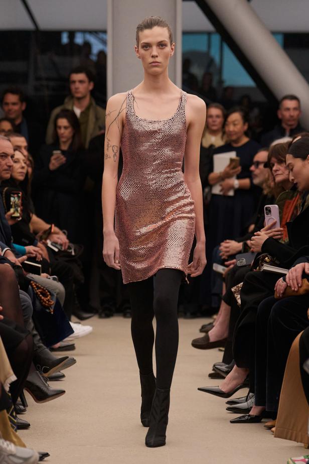 قاموس أناقة Alaïa الخالدة من توقيع بيتر مولييه في مجموعة خريف و شتاء 2026