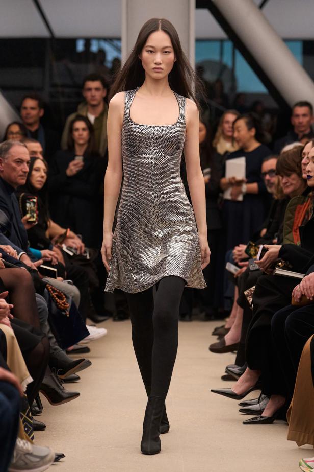 قاموس أناقة Alaïa الخالدة من توقيع بيتر مولييه في مجموعة خريف و شتاء 2026