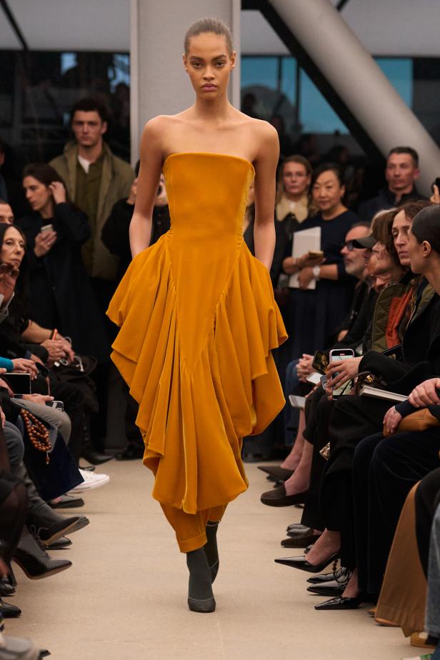 قاموس أناقة Alaïa الخالدة من توقيع بيتر مولييه في مجموعة خريف و شتاء 2026