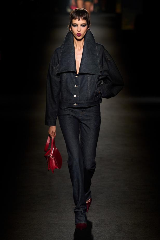 حين يتشكل الضوء داخل الظلال في مجموعة Balenciaga خريف وشتاء 2026 للملابس الجاهزة