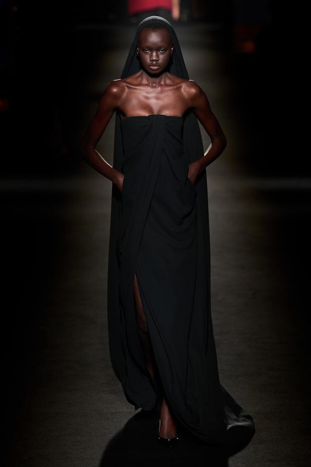 حين يتشكل الضوء داخل الظلال في مجموعة Balenciaga خريف وشتاء 2026 للملابس الجاهزة