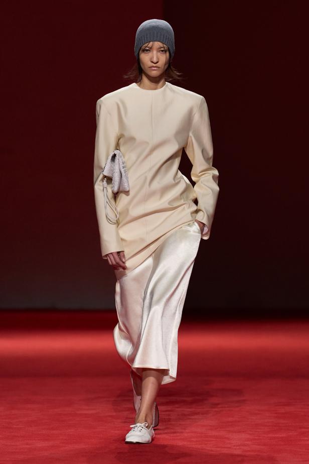 فلسفة الأناقة الميلانية في مجموعة Bottega Veneta للملابس الجاهزة لخريف 2026