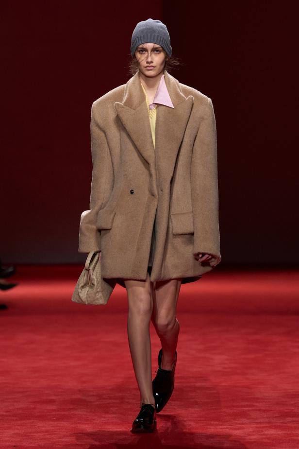 فلسفة الأناقة الميلانية في مجموعة Bottega Veneta للملابس الجاهزة لخريف 2026