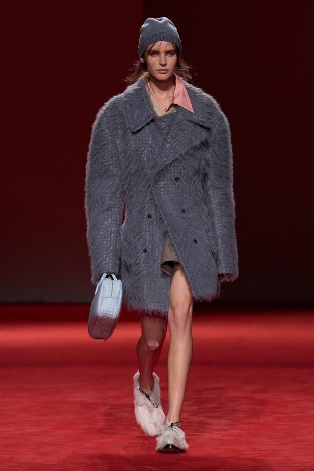 فلسفة الأناقة الميلانية في مجموعة Bottega Veneta للملابس الجاهزة لخريف 2026