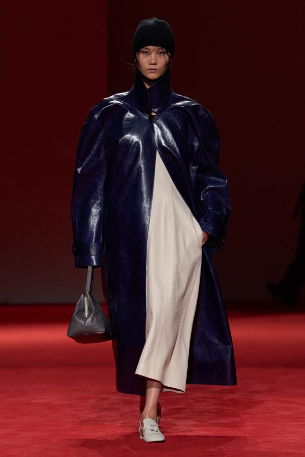 فلسفة الأناقة الميلانية في مجموعة Bottega Veneta للملابس الجاهزة لخريف 2026