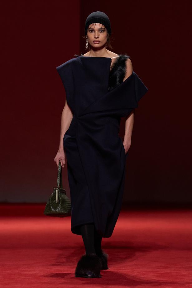 فلسفة الأناقة الميلانية في مجموعة Bottega Veneta للملابس الجاهزة لخريف 2026