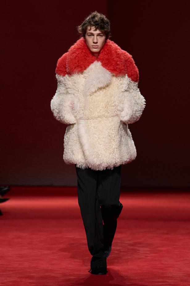 فلسفة الأناقة الميلانية في مجموعة Bottega Veneta للملابس الجاهزة لخريف 2026