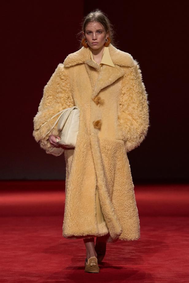 فلسفة الأناقة الميلانية في مجموعة Bottega Veneta للملابس الجاهزة لخريف 2026