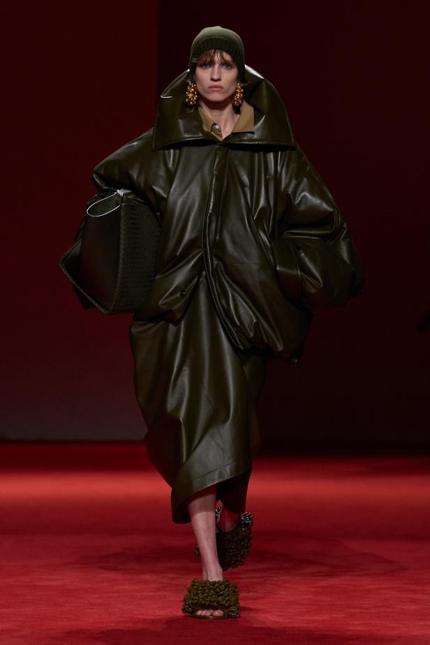 فلسفة الأناقة الميلانية في مجموعة Bottega Veneta للملابس الجاهزة لخريف 2026