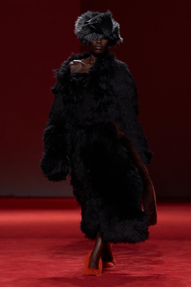 فلسفة الأناقة الميلانية في مجموعة Bottega Veneta للملابس الجاهزة لخريف 2026