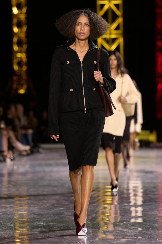 اختلاف النهار والليل في رؤية بلازي  من الأناقة الوظيفية إلى البريق الاحتفالي في مجموعة Chanel لخريف 2026 