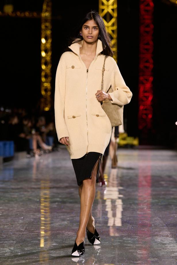 اختلاف النهار والليل في رؤية بلازي  من الأناقة الوظيفية إلى البريق الاحتفالي في مجموعة Chanel لخريف 2026 