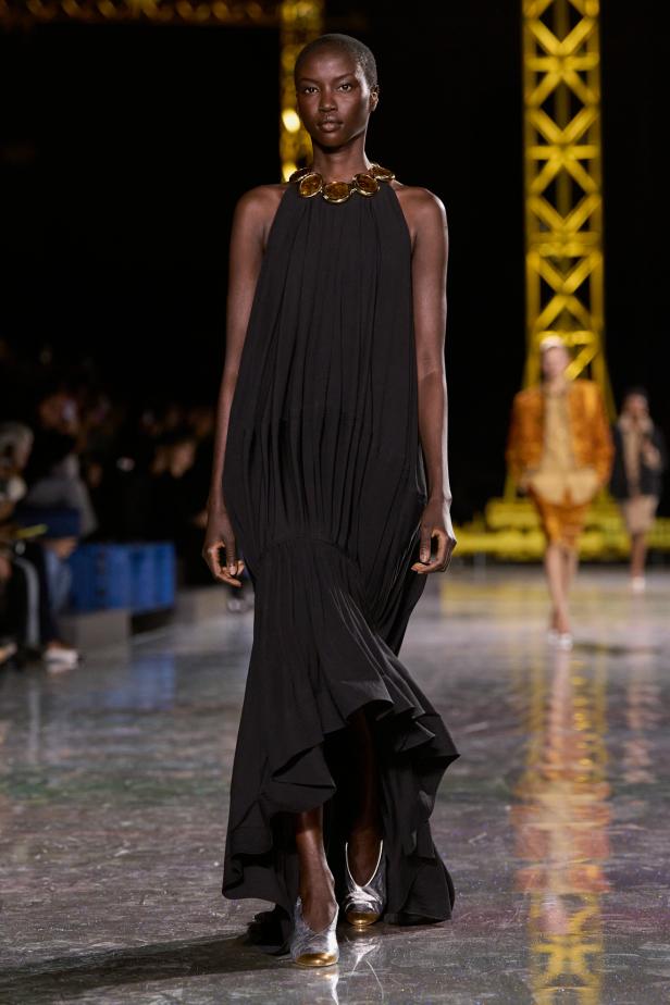 اختلاف النهار والليل في رؤية بلازي  من الأناقة الوظيفية إلى البريق الاحتفالي في مجموعة Chanel لخريف 2026 