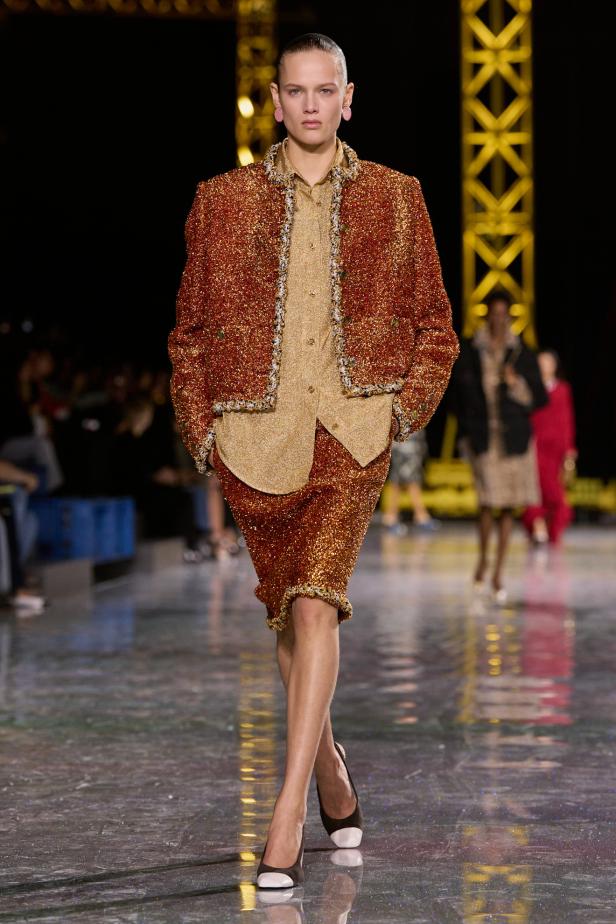 اختلاف النهار والليل في رؤية بلازي  من الأناقة الوظيفية إلى البريق الاحتفالي في مجموعة Chanel لخريف 2026 