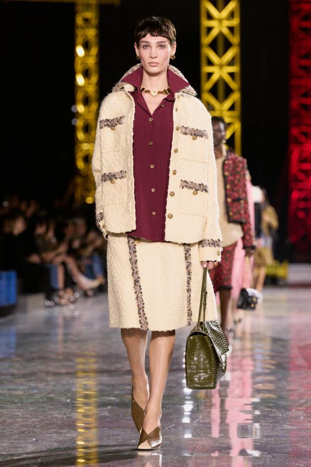 اختلاف النهار والليل في رؤية بلازي  من الأناقة الوظيفية إلى البريق الاحتفالي في مجموعة Chanel لخريف 2026 