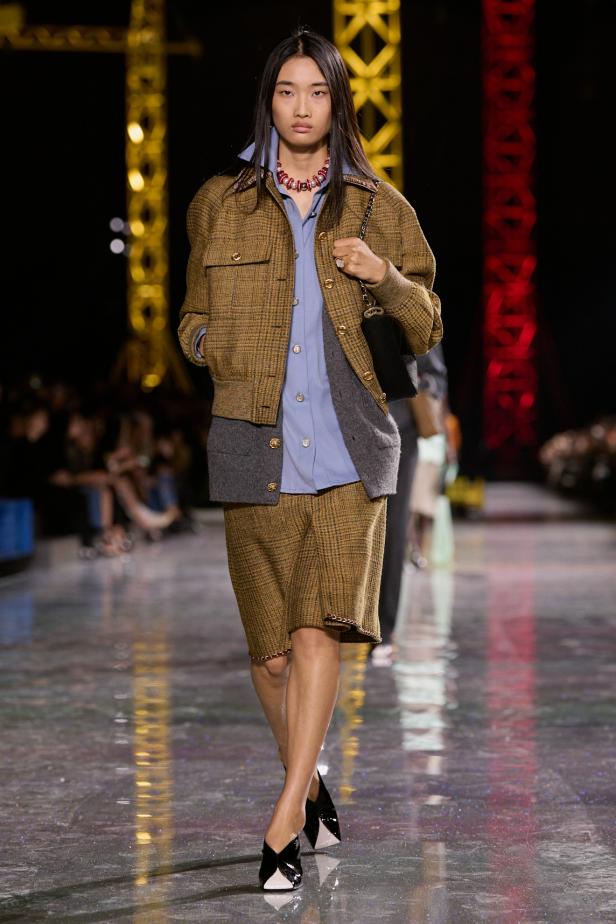 اختلاف النهار والليل في رؤية بلازي  من الأناقة الوظيفية إلى البريق الاحتفالي في مجموعة Chanel لخريف 2026 