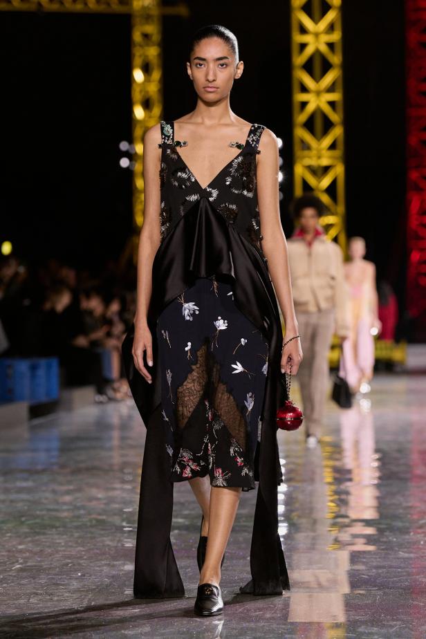 اختلاف النهار والليل في رؤية بلازي  من الأناقة الوظيفية إلى البريق الاحتفالي في مجموعة Chanel لخريف 2026 