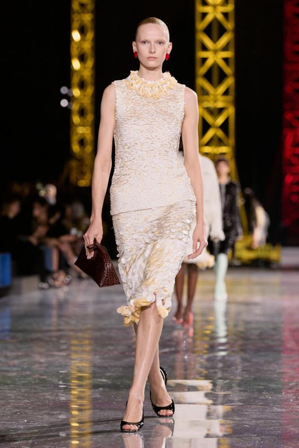 اختلاف النهار والليل في رؤية بلازي  من الأناقة الوظيفية إلى البريق الاحتفالي في مجموعة Chanel لخريف 2026 