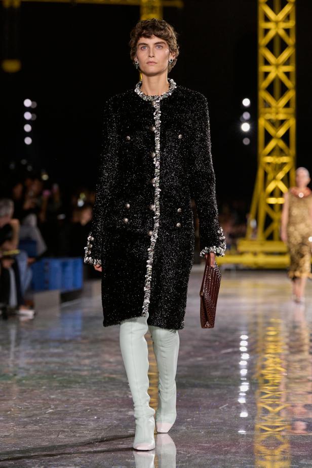 اختلاف النهار والليل في رؤية بلازي  من الأناقة الوظيفية إلى البريق الاحتفالي في مجموعة Chanel لخريف 2026 