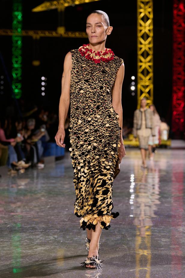 اختلاف النهار والليل في رؤية بلازي  من الأناقة الوظيفية إلى البريق الاحتفالي في مجموعة Chanel لخريف 2026 