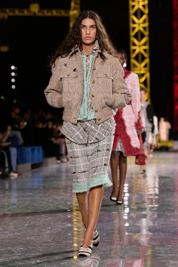 اختلاف النهار والليل في رؤية بلازي  من الأناقة الوظيفية إلى البريق الاحتفالي في مجموعة Chanel لخريف 2026 