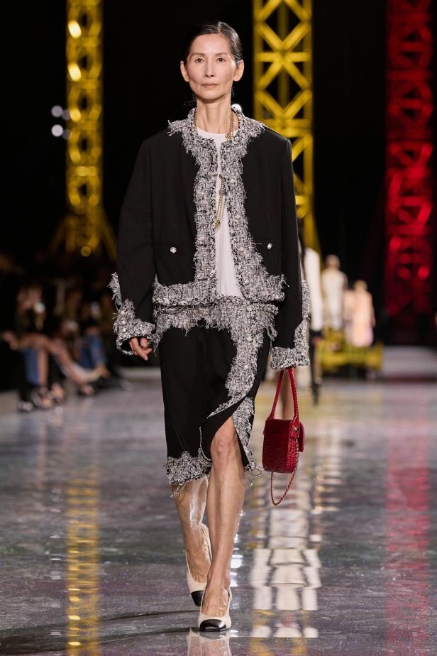 اختلاف النهار والليل في رؤية بلازي  من الأناقة الوظيفية إلى البريق الاحتفالي في مجموعة Chanel لخريف 2026 