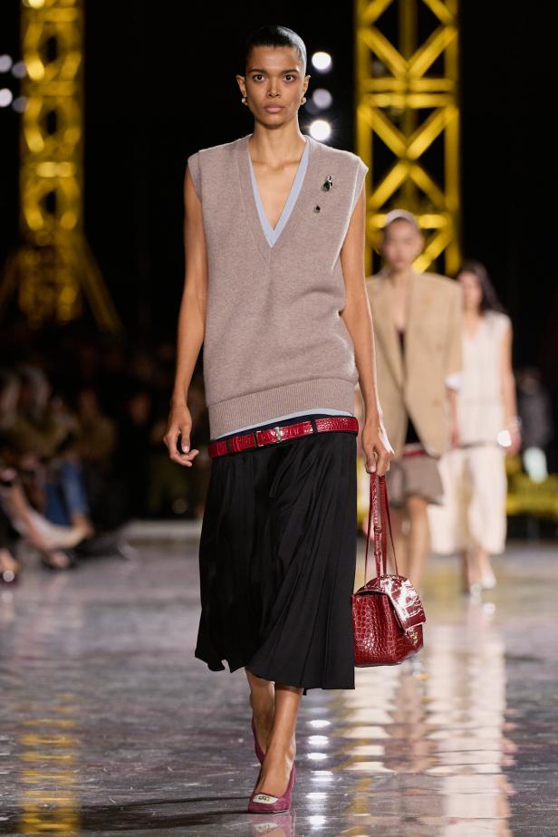 اختلاف النهار والليل في رؤية بلازي  من الأناقة الوظيفية إلى البريق الاحتفالي في مجموعة Chanel لخريف 2026 