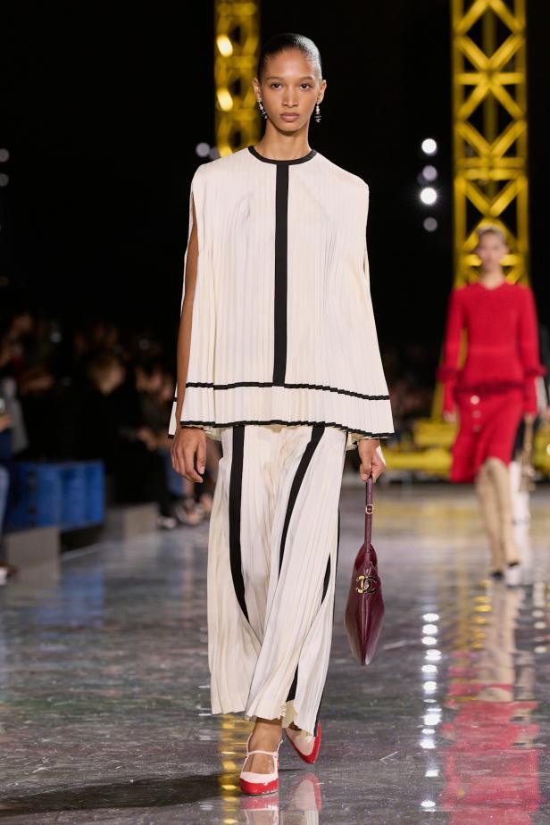 اختلاف النهار والليل في رؤية بلازي  من الأناقة الوظيفية إلى البريق الاحتفالي في مجموعة Chanel لخريف 2026 