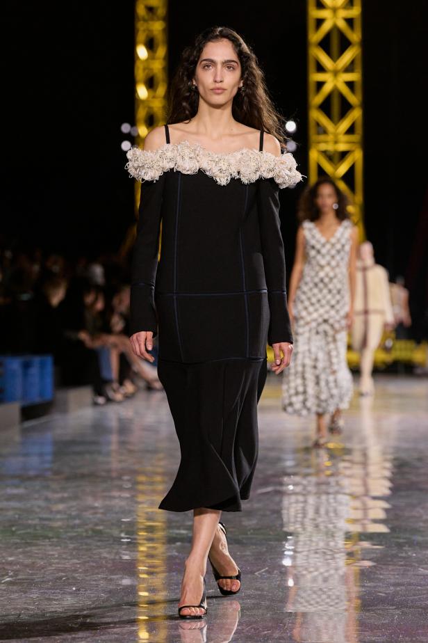 اختلاف النهار والليل في رؤية بلازي  من الأناقة الوظيفية إلى البريق الاحتفالي في مجموعة Chanel لخريف 2026 