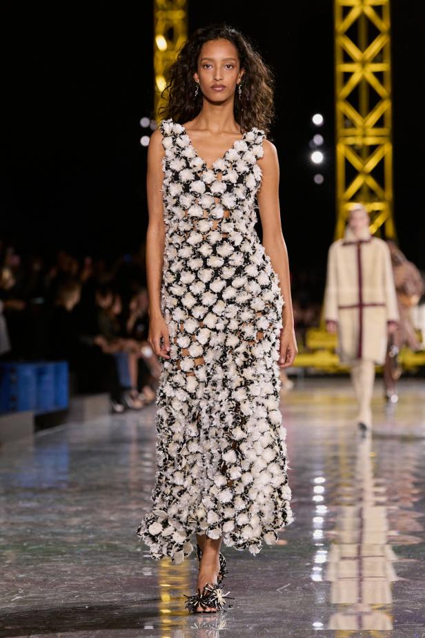 اختلاف النهار والليل في رؤية بلازي  من الأناقة الوظيفية إلى البريق الاحتفالي في مجموعة Chanel لخريف 2026 