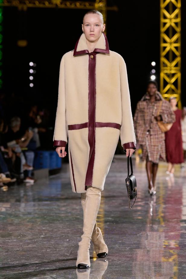 اختلاف النهار والليل في رؤية بلازي  من الأناقة الوظيفية إلى البريق الاحتفالي في مجموعة Chanel لخريف 2026 