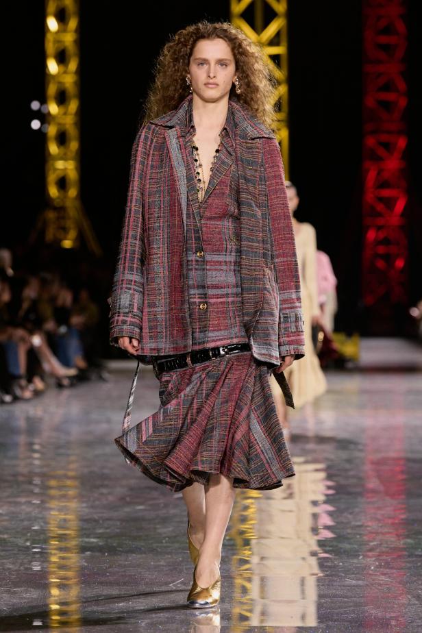 اختلاف النهار والليل في رؤية بلازي  من الأناقة الوظيفية إلى البريق الاحتفالي في مجموعة Chanel لخريف 2026 