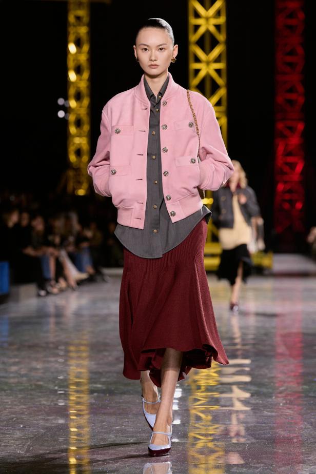 اختلاف النهار والليل في رؤية بلازي  من الأناقة الوظيفية إلى البريق الاحتفالي في مجموعة Chanel لخريف 2026 