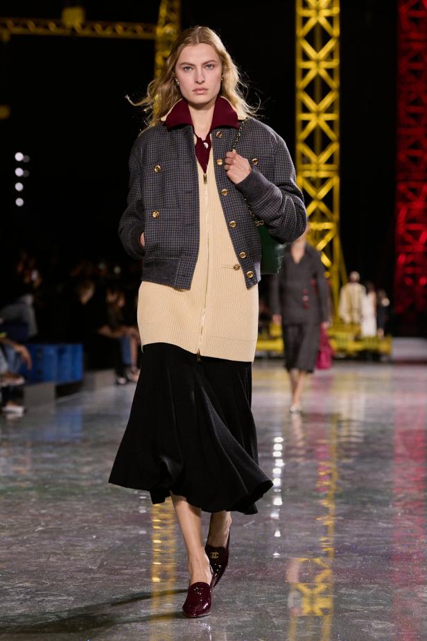 اختلاف النهار والليل في رؤية بلازي  من الأناقة الوظيفية إلى البريق الاحتفالي في مجموعة Chanel لخريف 2026 