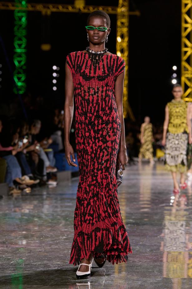 اختلاف النهار والليل في رؤية بلازي  من الأناقة الوظيفية إلى البريق الاحتفالي في مجموعة Chanel لخريف 2026 